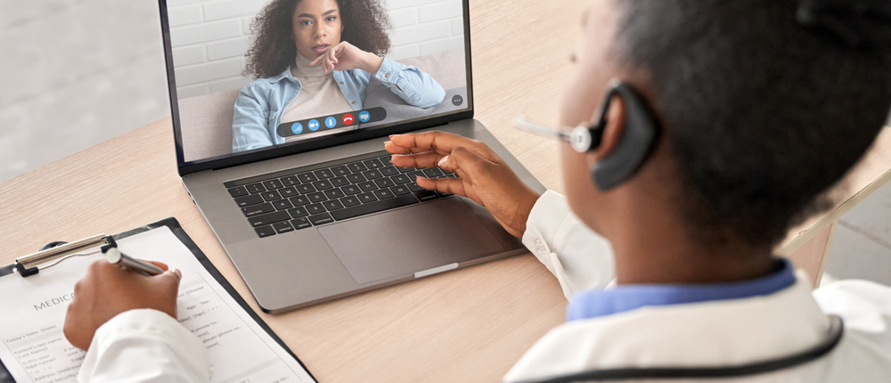 paciente na tela do computador realizando consulta online com uma médica