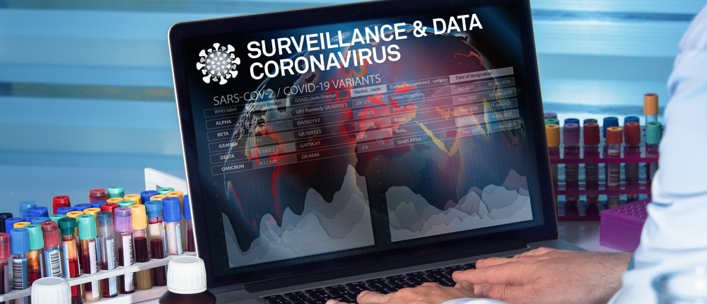 Vigilância epidemiológica: profissional de saúde utilizando computador e analisando dados sobre coronavírus