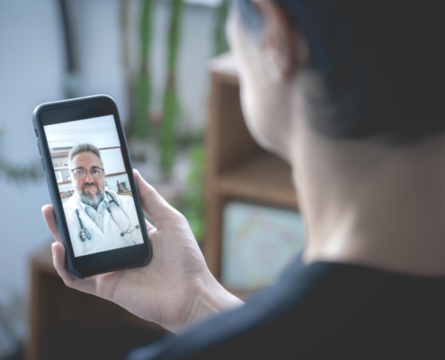 medica y paciente en lo que es la teleconsulta por celular