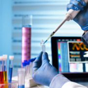 biomedicina sendo praticada em um laboratório