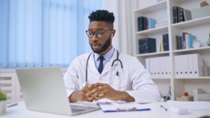 médico realizando medicina ocupacional por teleconsulta