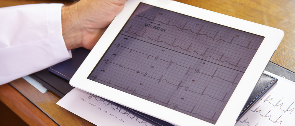 médico de telecardiología con resultado de ECG en un tablet