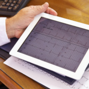 médico de telecardiología con resultado de ECG en un tablet