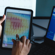 médica usando el tablet para ver informes médicos en la plataforma digital