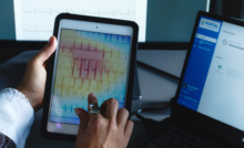 médica usando el tablet para ver informes médicos en la plataforma digital