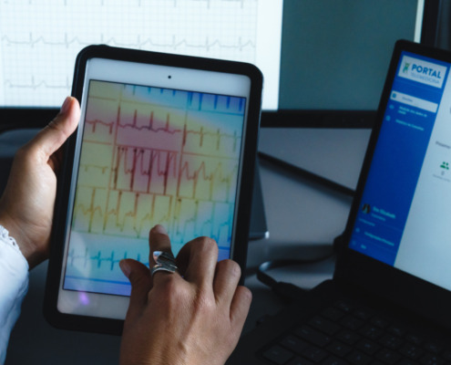 médica usando el tablet para ver informes médicos en la plataforma digital