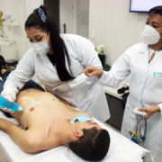 mujeres realizando electrocardiograma en paciente