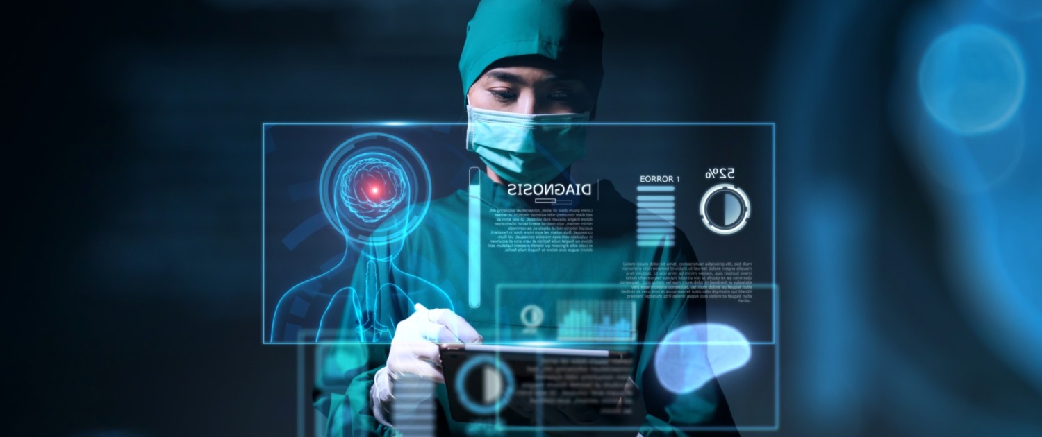médico de máscara em frente a uma tela usando inteligência artificial na saúde