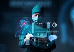 médico de máscara em frente a uma tela usando inteligência artificial na saúde