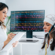 médica fazendo exame eeg com mapeamento cerebral em paciente