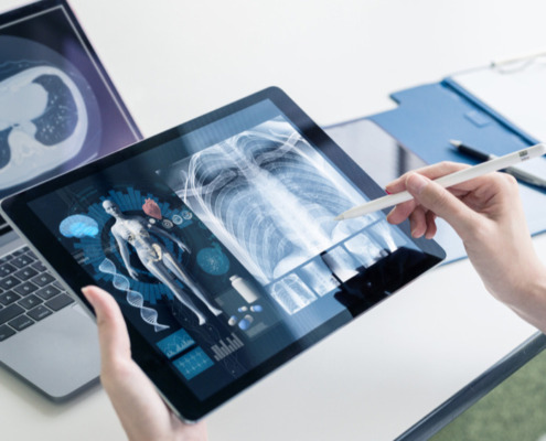 informe médico en un tablet por telemedicina que aumenta la capacidad de atención de salud