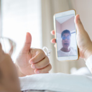 paciente em hospital recebendo pelo celular orientação médica para cuidados paliativos