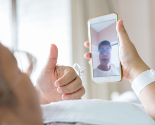 paciente em hospital recebendo pelo celular orientação médica para cuidados paliativos