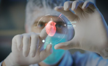 medico en una pantalla usando recurso de salud 4.0