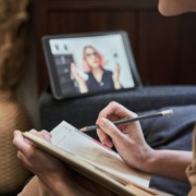 profesional ofreciendo terapia online a través de tablet