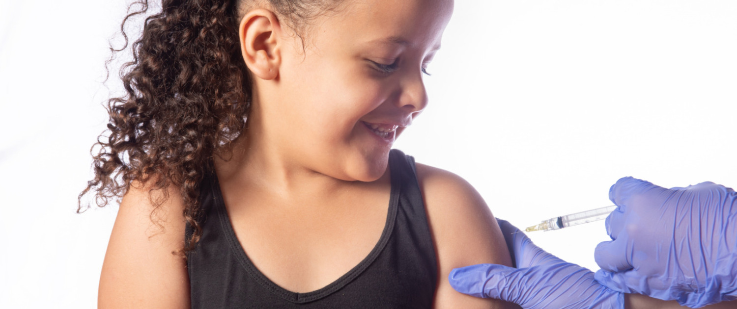 menina sendo vacinada no braço ilustra artigo sobre taxa de vacinação infantil