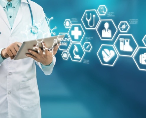 médico usando tablet com sistema para clínica médica