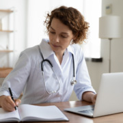 médica no computador realizando consulta ginecologica online