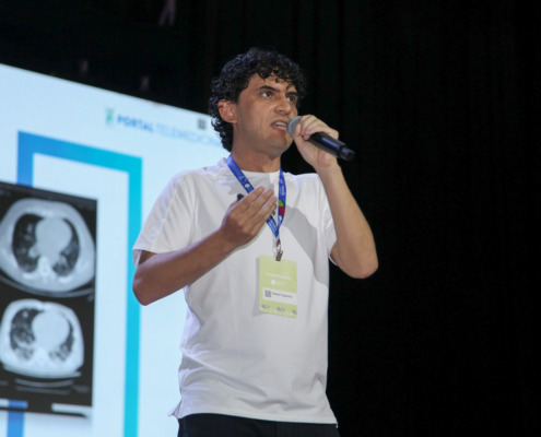 Rafael Figueroa no palco em palestra da Campus Party Piauí