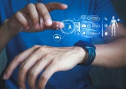 homem de camisa azul utilizando relógio inteligente, indicadores de saúde em destaque