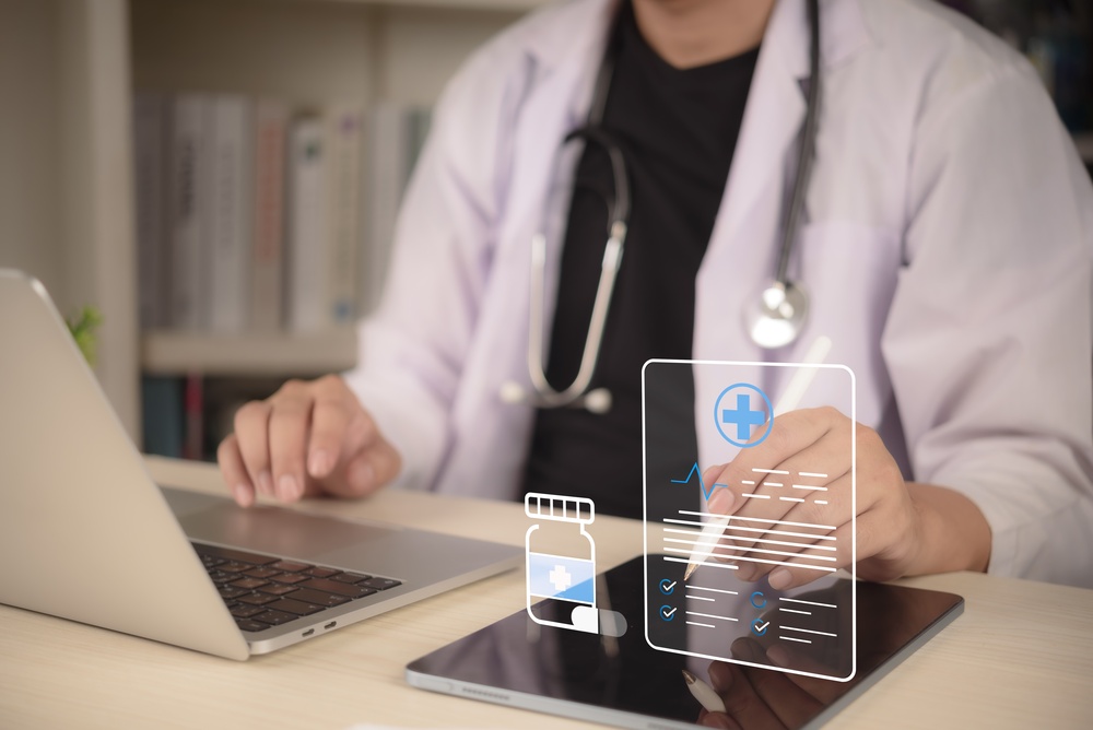 médica em consultório olhando para o notebook em atendimento