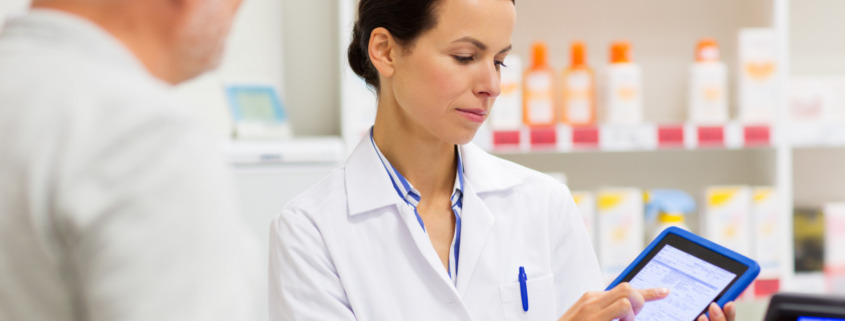 farmaceutica atendendo cliente na farmácia mostrando uma receita digital com através de um tablet