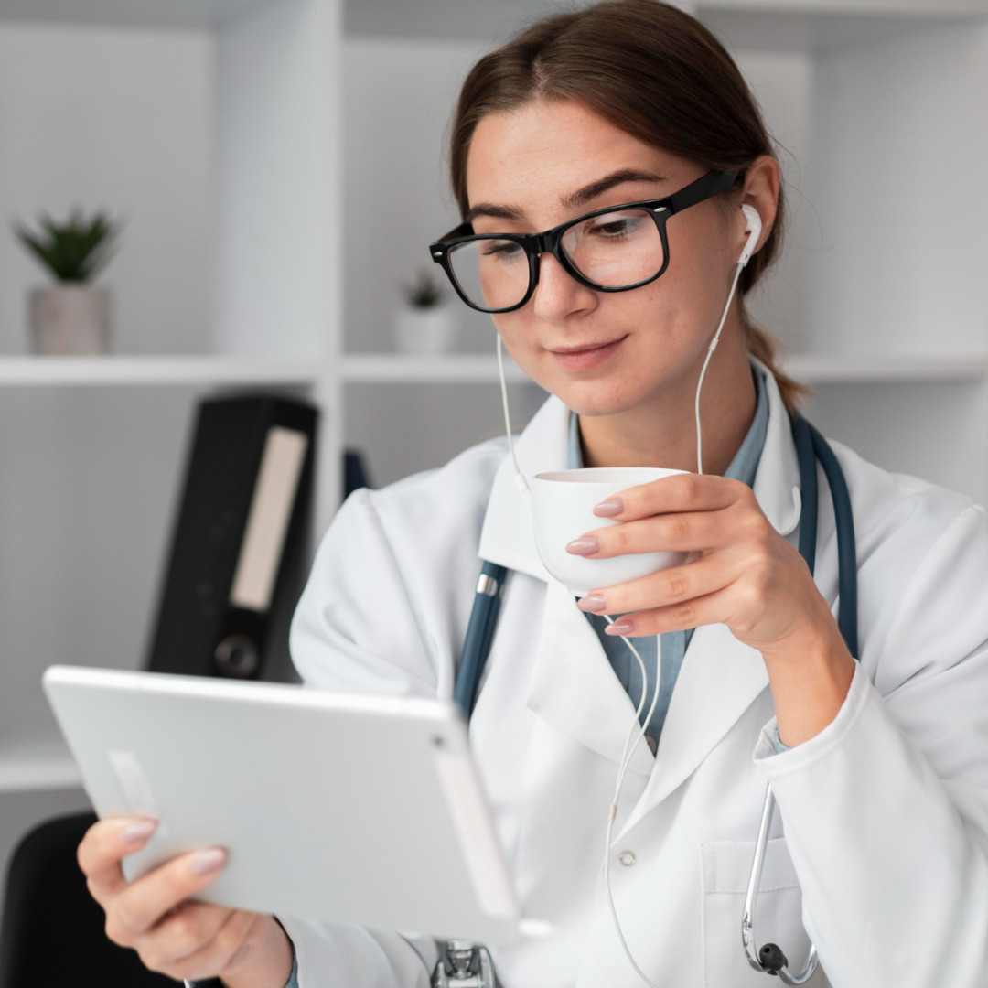 médica em consulta de telemedicina tomando café, demonstrando a praticidade da telemedicina