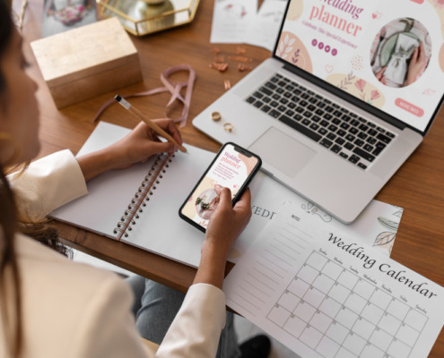 mulher com cadernos e notebook na mesa