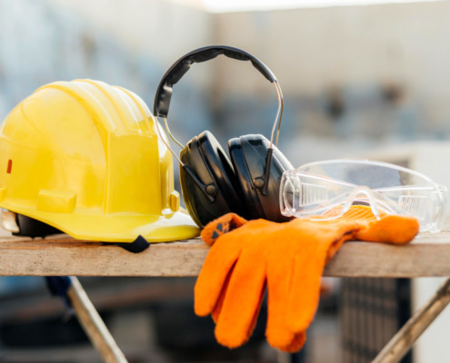 Equipamentos de Proteção Individual em cima de uma mesa de madeira