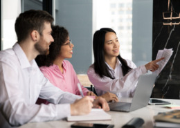 mulheres e homem em escritório com reunião corporativa