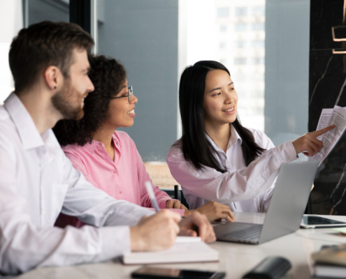 mulheres e homem em escritório com reunião corporativa