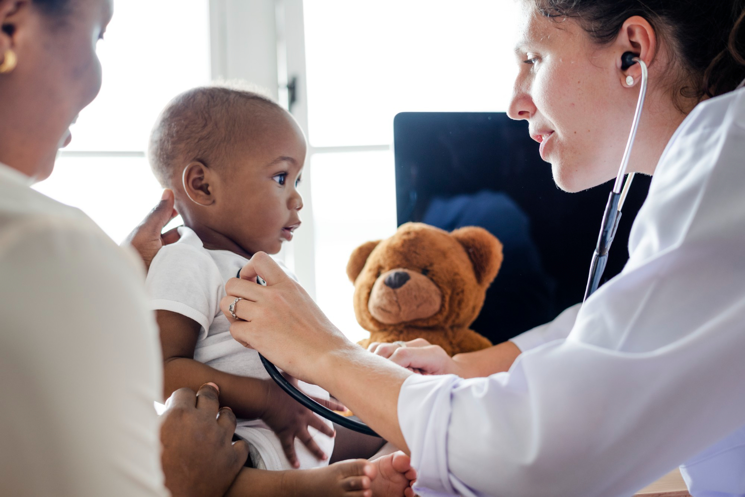 médica avaliando bebê em consultório