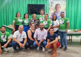 pessoas sentadas sorrindo para fotos