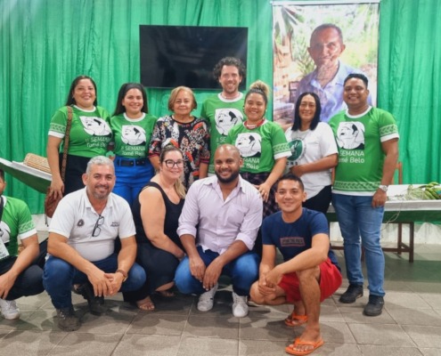 pessoas sentadas sorrindo para fotos