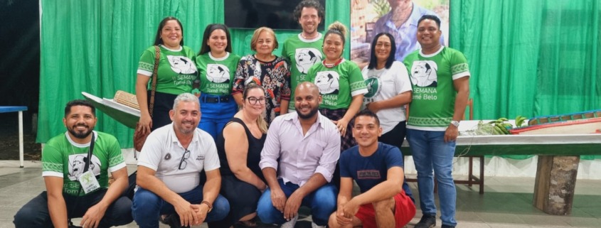 pessoas sentadas sorrindo para fotos