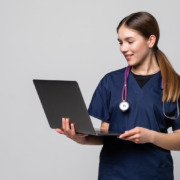 enfermeira com notebook na mão e estetoscópio no pescoço