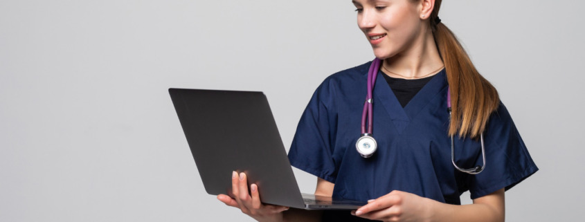 enfermeira com notebook na mão e estetoscópio no pescoço