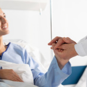 paciente na cama cumprimentando médico