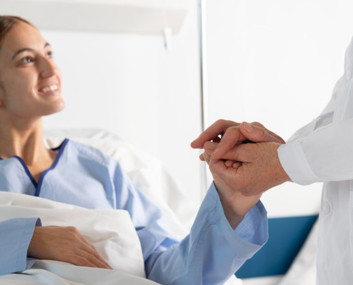 paciente na cama cumprimentando médico