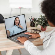 médica no visor do notebook com outra médica se comunicando com ela