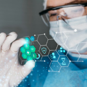 biomédica de máscara e óculos de proteção apontando particulas com os dedos