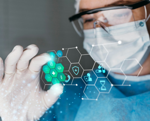 biomédica de máscara e óculos de proteção apontando particulas com os dedos