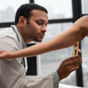 médico tirando medidas de paciente