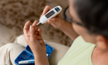 mulher medindo diabete