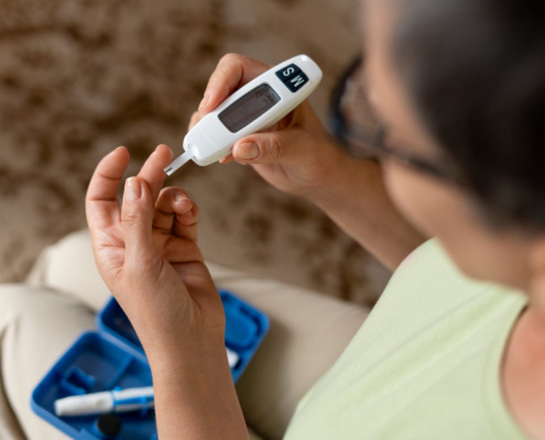 mulher medindo diabete