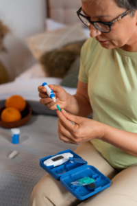 mulher fazendo teste de diabetes no dedo