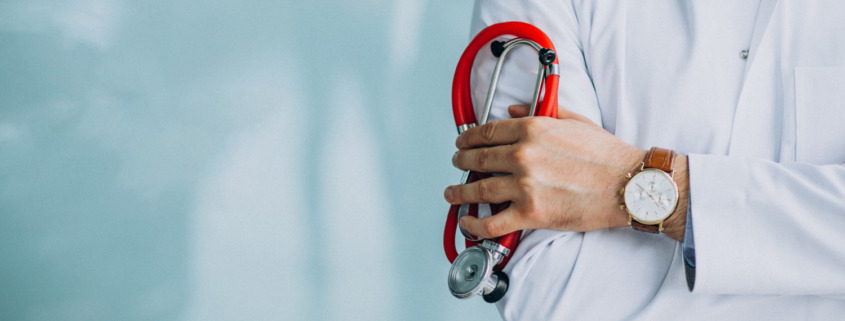 braço de médico com estetoscópio apoiado pela mão