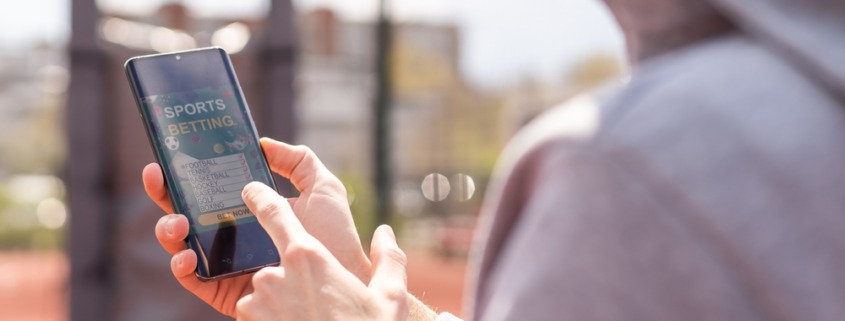 mão mexendo no celular com site de apostas
