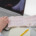 notebook na bancada com exame de eletrocardiograma ao lado