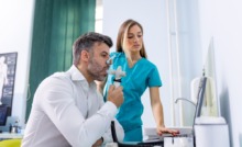 homem fazendo espirometria com enfermeira ao lado